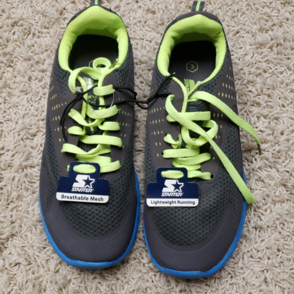 Tennis shoes